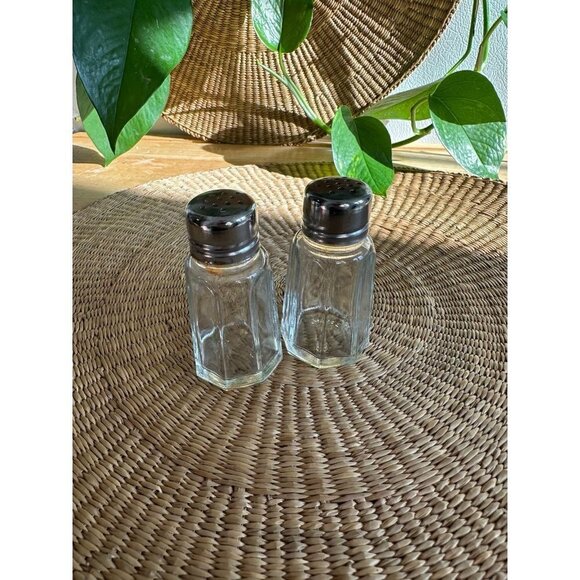 Pair of Glass Salt & Pepper Shakers - Picture 1 of 7